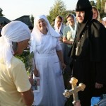 Сёстры милосердия сестричества во имя Святой Блаженной Ксении Петербургской вручают цветы матушке Иларии