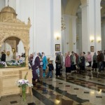9.В Успенском соборе верующие поклонились святыне