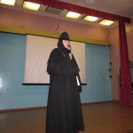 4. Матушка Илария поздравляет с Пасхой Христовой вымнянских школьников