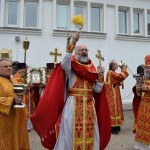 Крестный ход. молящихся окропляет протоиерей Николай Прусаков