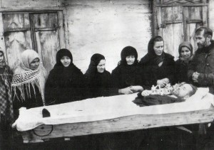 онахиня Евфросиния (Чуброва) третья слева, слева и справа от неё монахини-сёстры Пелагея и Таисия (Пшеновы).